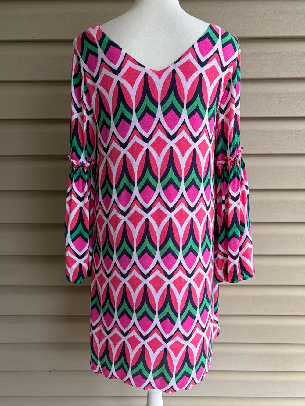 •Crown & Ivy• Pink Geometric Bell Sleeve Shift Dress - Size 8 - Picture 6 of 10